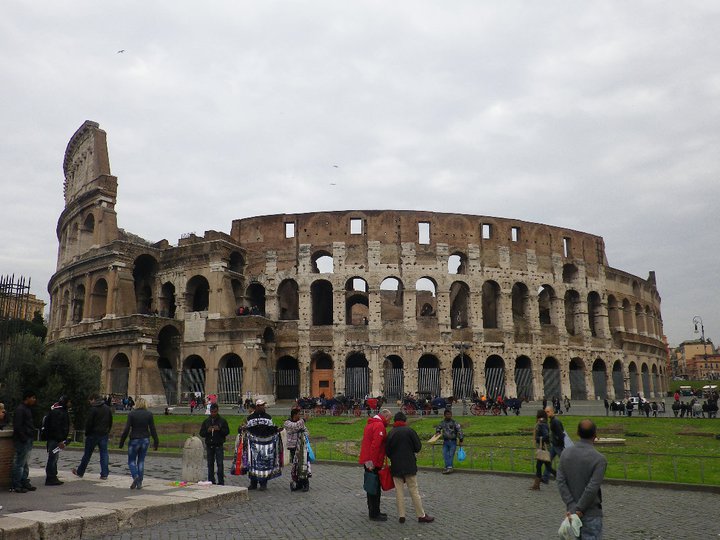 コロッセオとフォロ・ロマーノを巡る♪永遠の都ローマ・古代遺跡ツアー♪