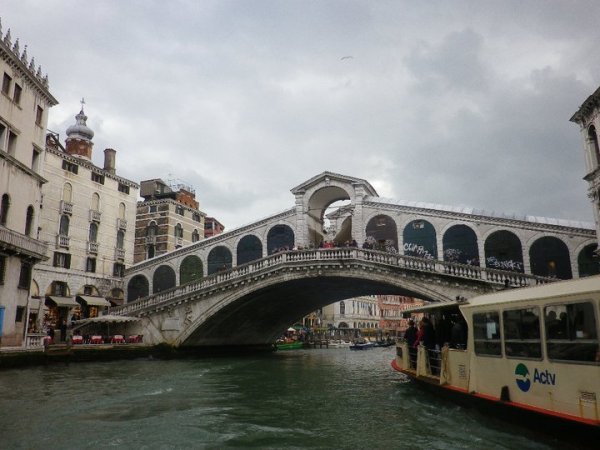 ヴェネツィアには橋が400も！有名なリアルト橋