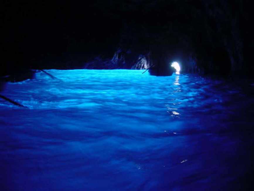 カプリ島への旅♪ナポリ海で幻想の青の洞窟ツアー♪【イタリア】