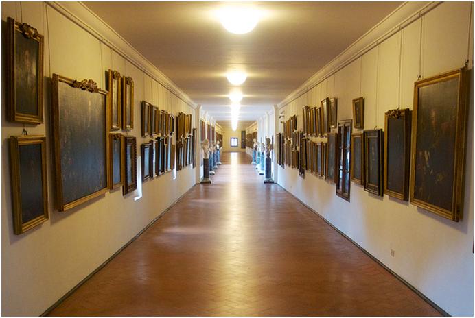 メディチ家のコレクションが並ぶ　ヴァザーリの回廊