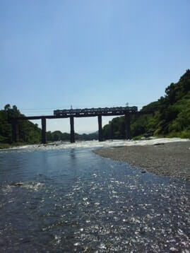 長瀞の荒川の浅瀬から電車の撮影
