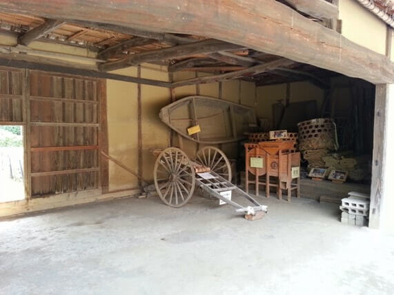 浦和くらしの博物館民家園の昔の農機具