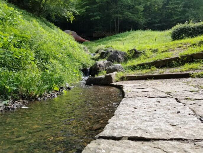 きのこの家の隣を流れる小川