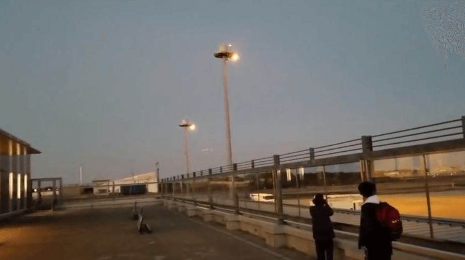 茨城空港の展望スペースで飛行が離陸するところを見る