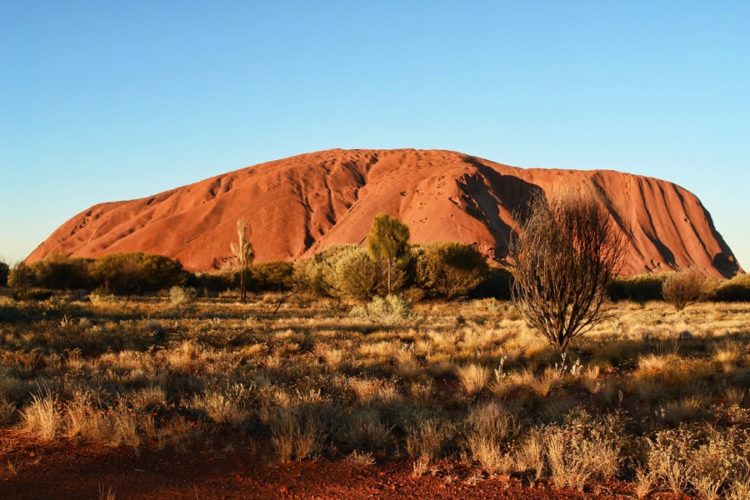 ウルル（旧エアーズロック）　オーストラリアの巨大一枚岩の観光