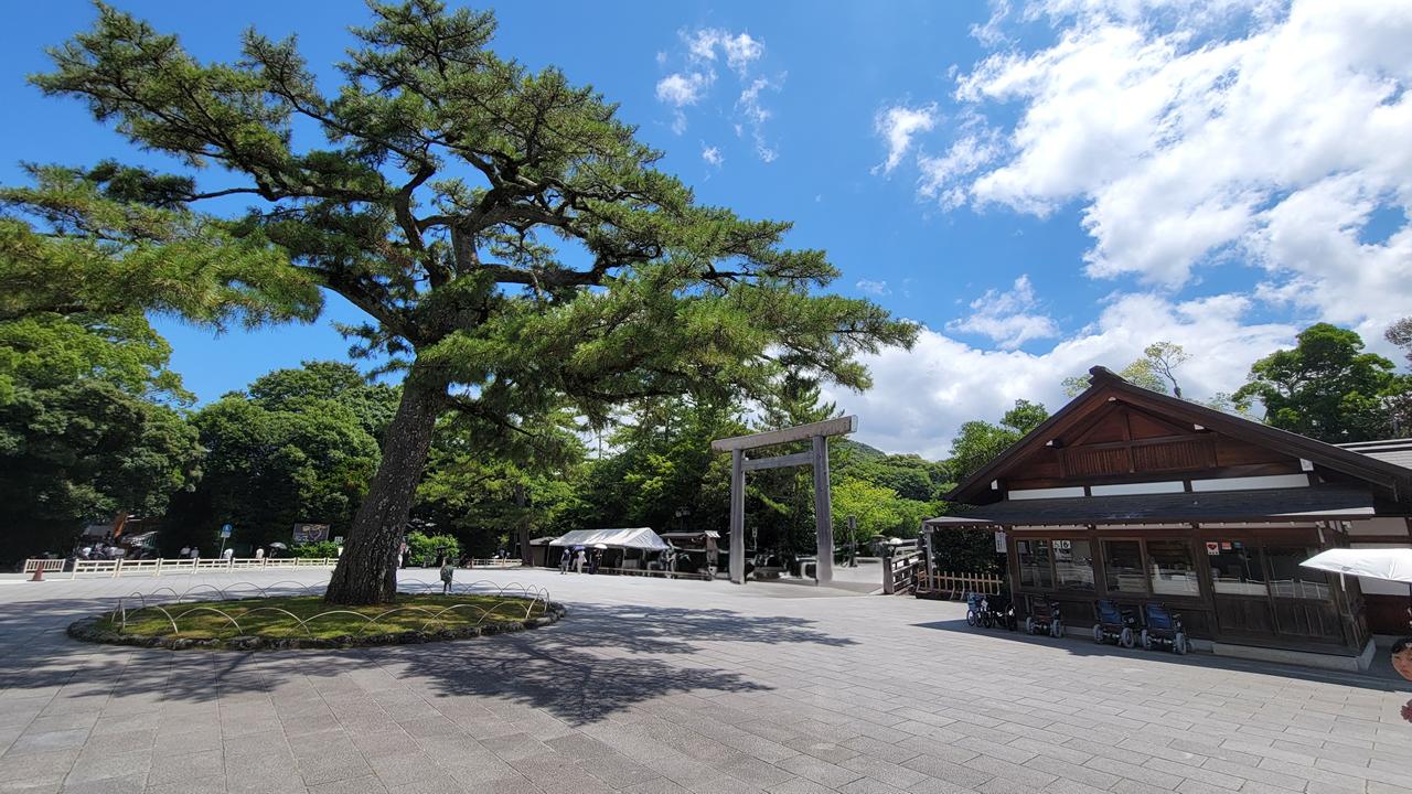 伊勢神宮の参拝観光、壮大な125の宮社からなる神域と食べ歩きグルメ