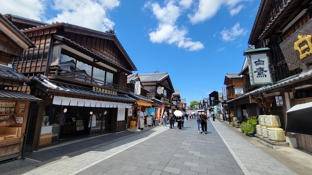 おかげ横丁は、三重県伊勢市にある伊勢神宮内宮の門前町にある観光スポット