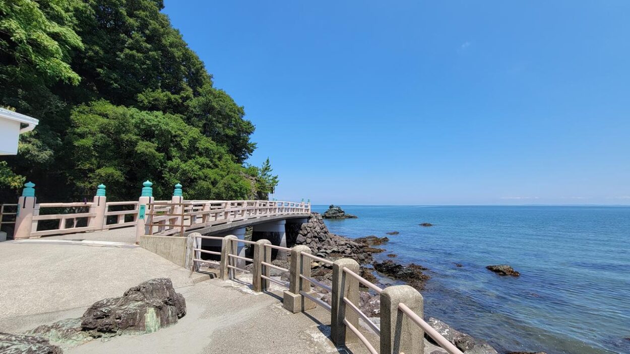 二見興玉神社・夫婦岩は「二見夕なぎ遊歩道」の沿道