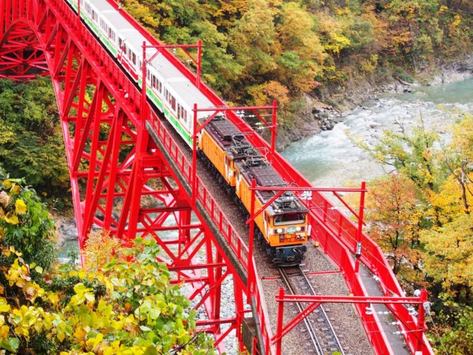 黒部峡谷をトロッコ電車で、富山の誇る大自然でリフレッシュ旅