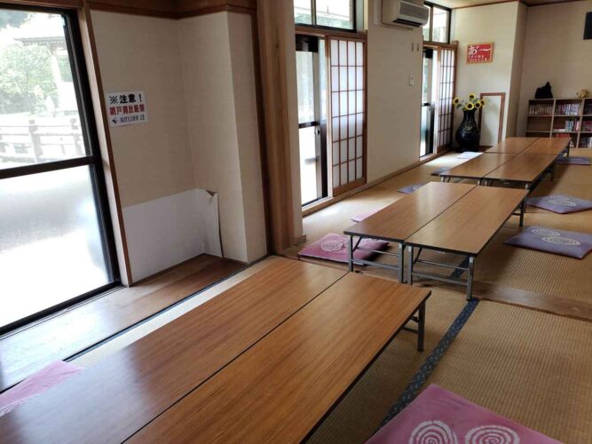 釣り上げたマスは、その場で食事処に持ち込むことで、塩焼きや天ぷらとして楽しむことができる