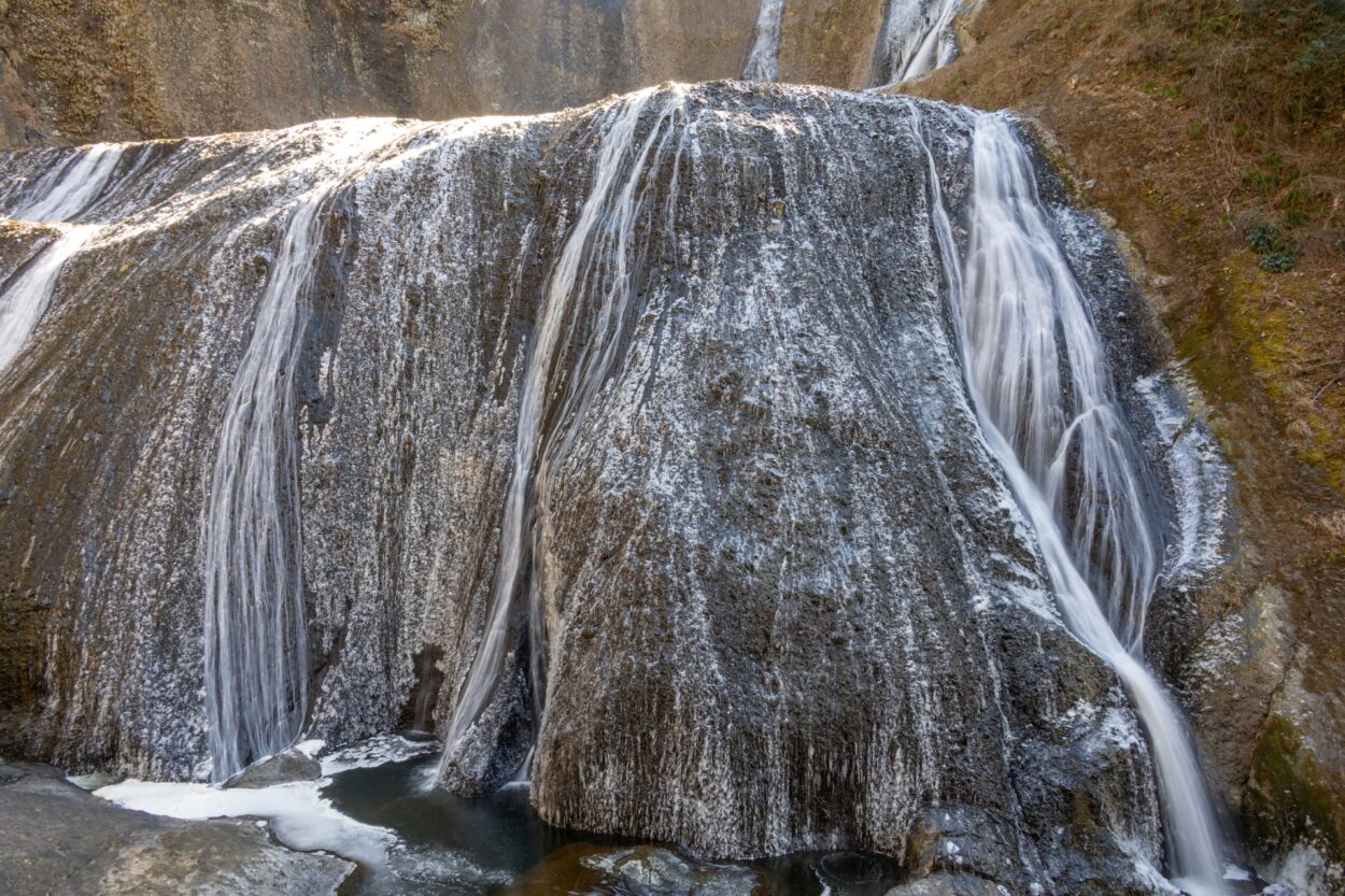 冬は滝が凍る氷瀑（ひょうばく）も