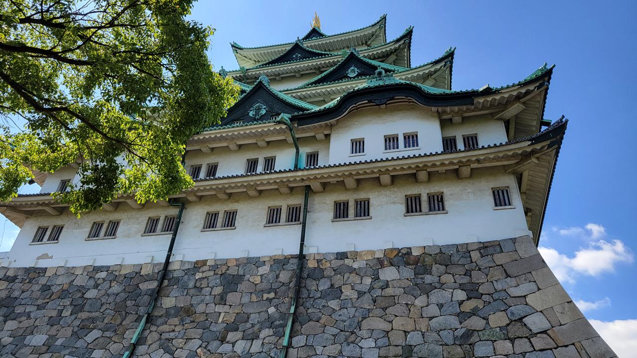 堀や石垣、美しく整備された庭園が広がる