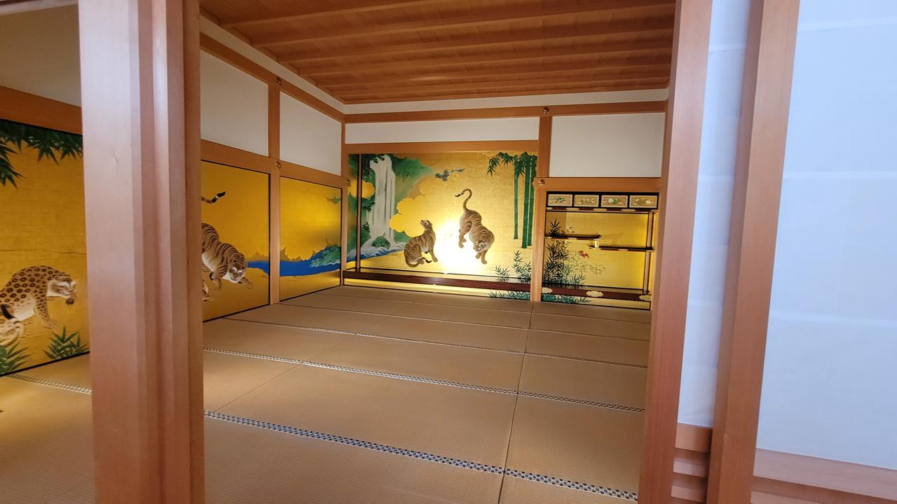 天守閣には入れない？でも豪華な和の空間が見どころ！