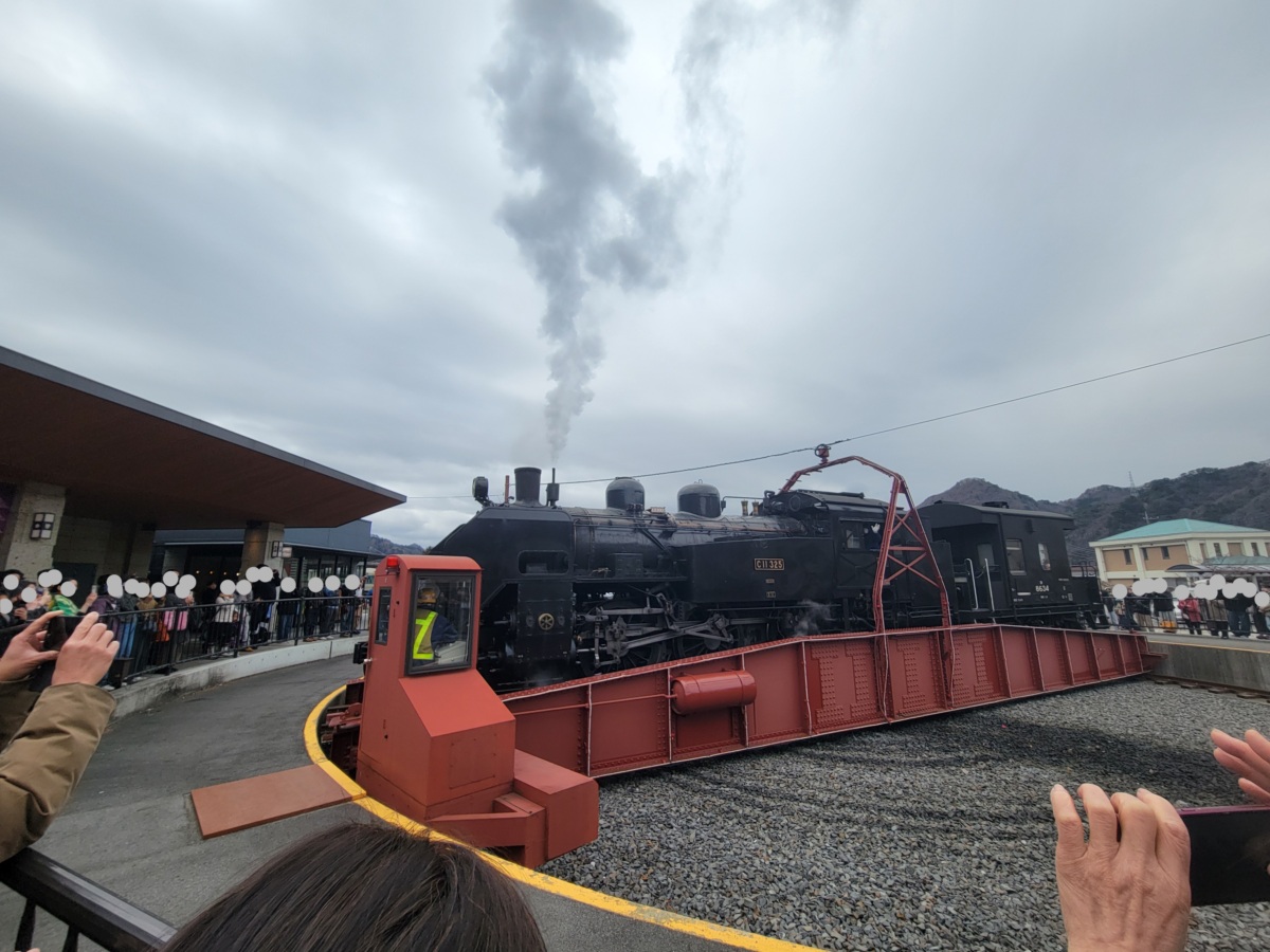 L大樹が鬼怒川温泉駅に到着すると、蒸気機関車だけが切り離され、方向転換のために転車台へ