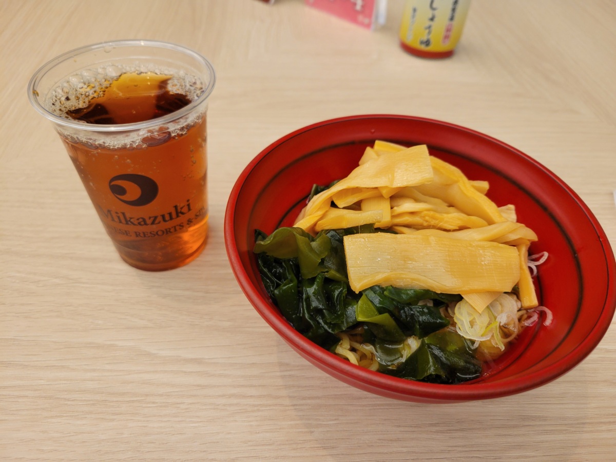 ディナーのあとのナイトタイム、お酒が飲み放題