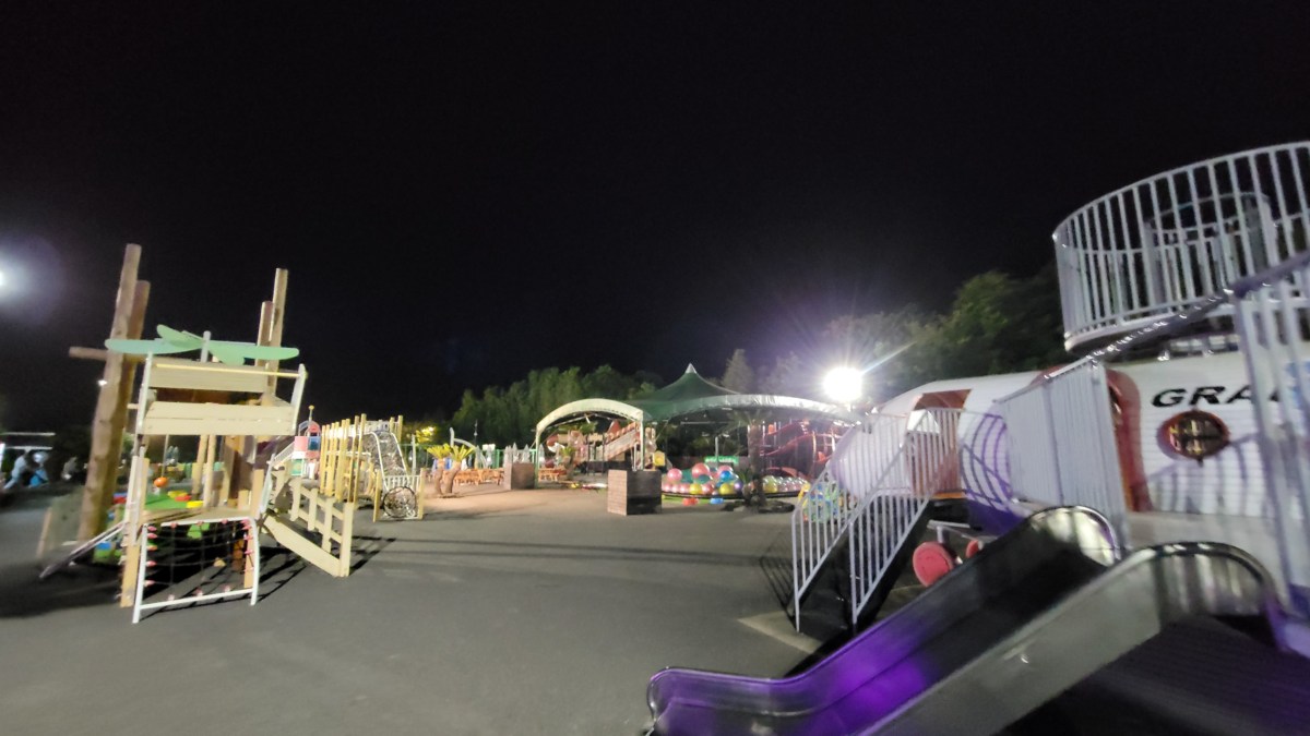 夜でもアスレチック・遊具で思いきり遊べる