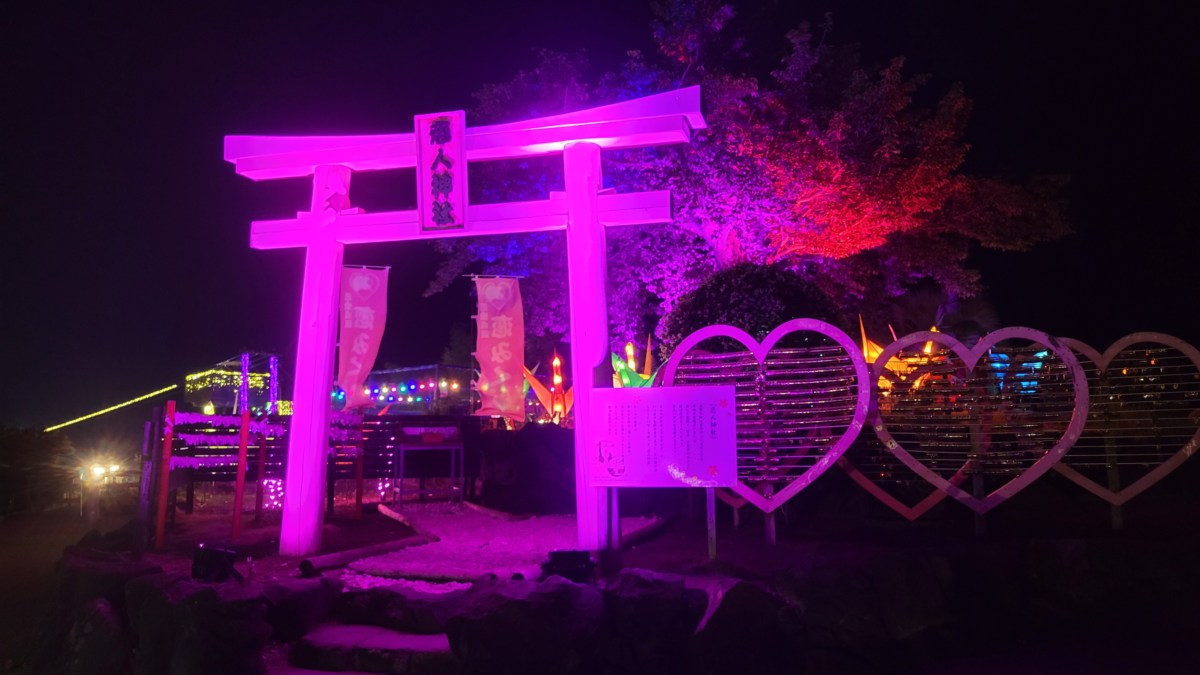カップルにも人気!ピンクにライトアップされた神社
