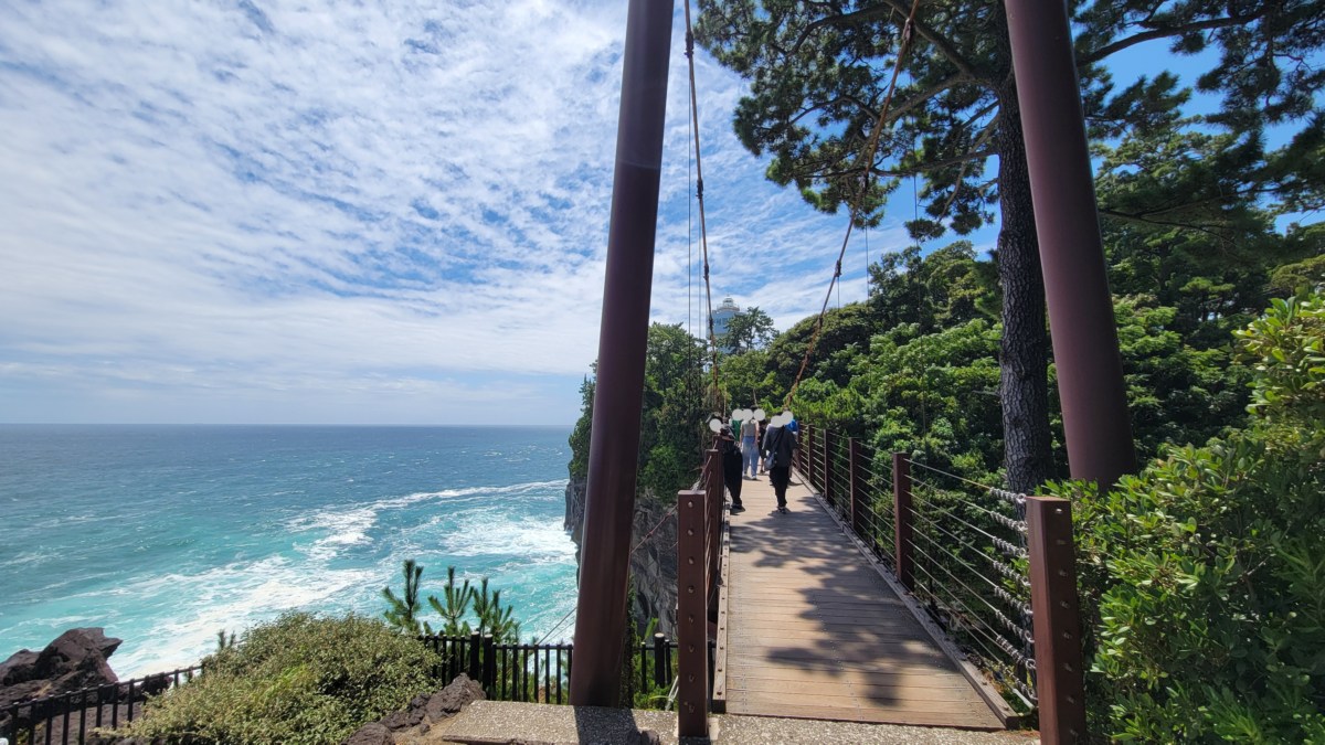 スリルと絶景の磯歩き「城ヶ崎海岸」