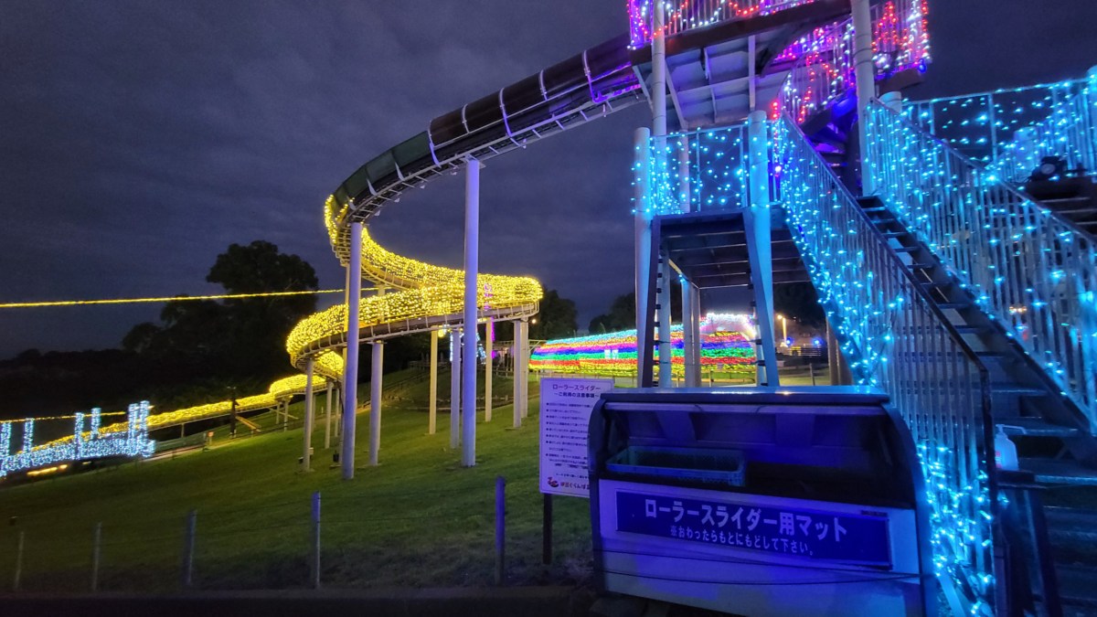 グランイルミの夜の時間帯でもローラー滑り台を利用できます